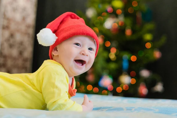 Мальчик в новогодней красной шляпе — стоковое фото