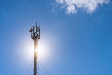 Uydu iletişim, hücresel kule