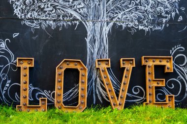 Çimlerin üzerinde aşk kelimesi