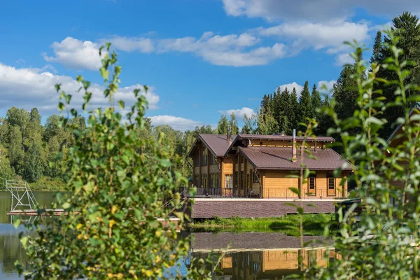 Haus und Bad im See — Stockfoto