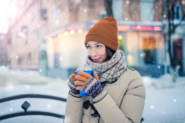 Девушка держит термос с горячим напитком — стоковое фото