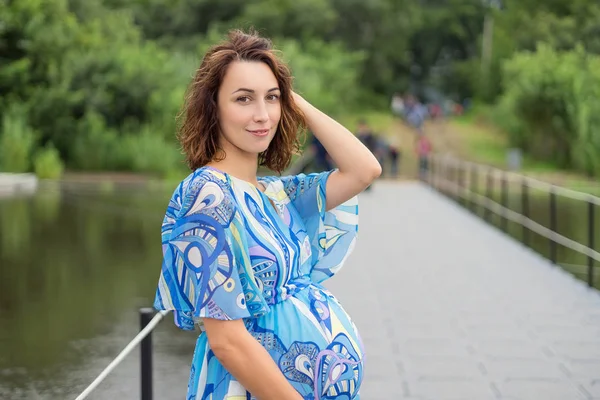 Беременная женщина на мосту . — стоковое фото