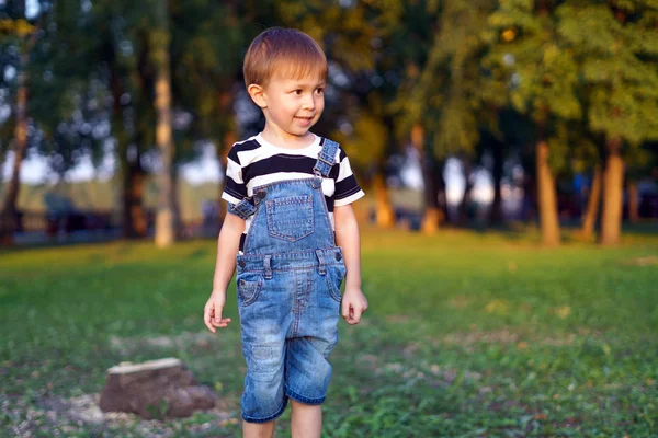 Ένα παιδί περπατάει στο πάρκο., — Φωτογραφία Αρχείου