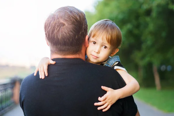 De zoon knuffels zijn vader. — Stockfoto