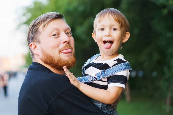 Батько і син показують язики — стокове фото