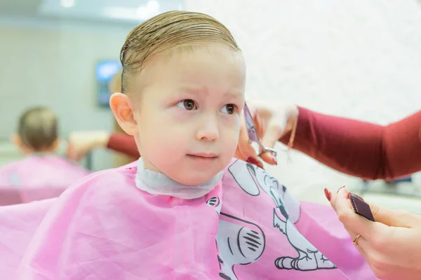 Child is cutting a hairdresser — Stock Photo, Image