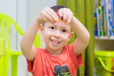 Çocuk odasında bir çocuktur