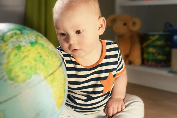 Ребенок смотрит на земной шар — стоковое фото