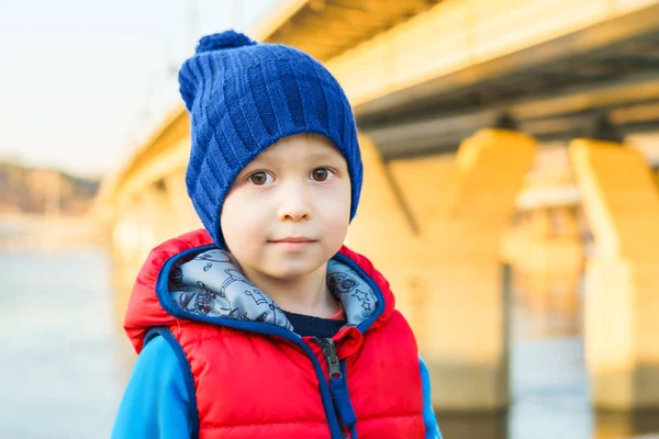 De jongen in de blauwe cap en een rode jas — Stockfoto