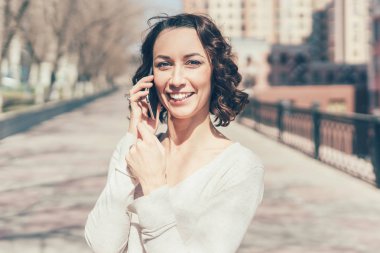 Bir kız ile bir telefon el gülüyor ve gülümsüyor
