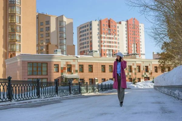 Girl in coat walking — Stock Photo, Image