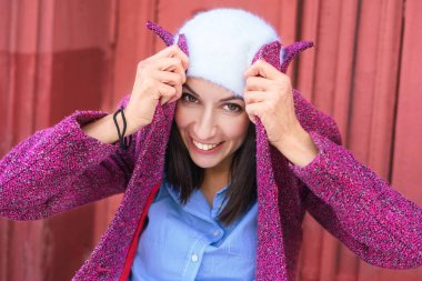 Utangaç bir kız paltosunu altında gizler