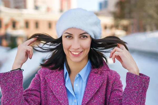 Lächelndes Mädchen mit ihren Haaren — Stockfoto