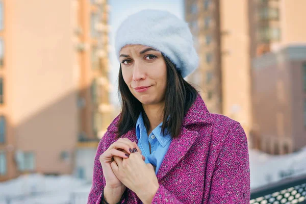 Üzgün kız kollarını katlanmış