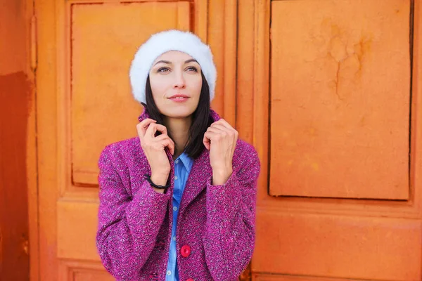 Genç bir kız sersem görünüyor