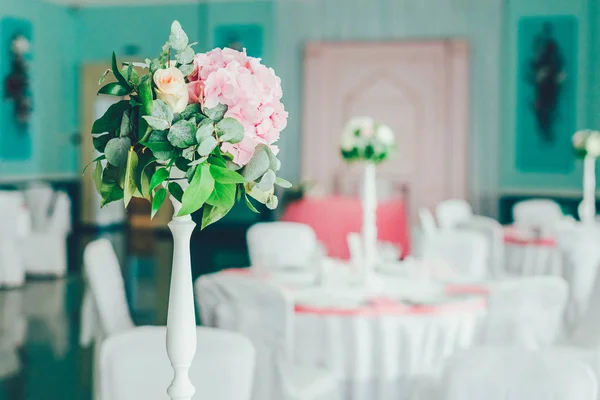 테이블에 꽃병에 꽃. — 스톡 사진