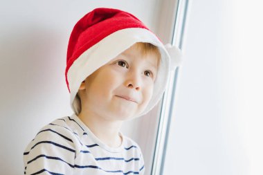 Noel Baba şapkalı bir çocuk