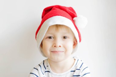 Noel Baba şapkası giyen bir çocuk portresi