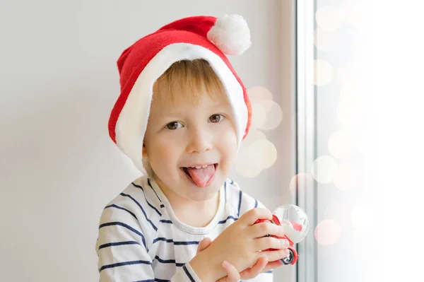 Мальчик держит рождественскую игрушку — стоковое фото