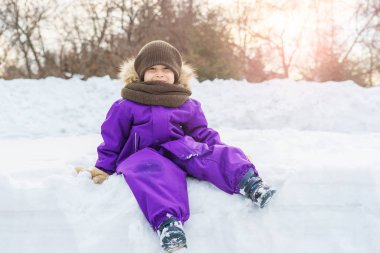 Bir oğlan bir sonrasında üzerinde oturuyor