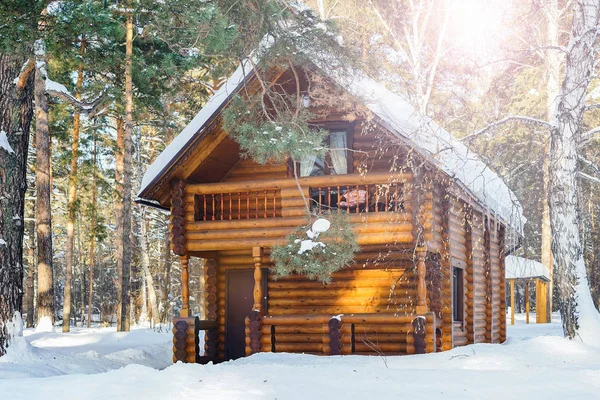 Casa de madera en el bosque de invierno —  Fotos de Stock
