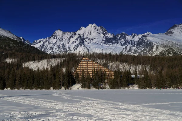 Kış görünümü arka planda yüksek Tatra Dağları doruklarına ve donmuş yüzeyi Strbske Pleso otel ile (Tarn). Strbske Pleso ikinci yüksek Tatras Slovak tarafındaki en büyük buzul Gölü olduğunu.