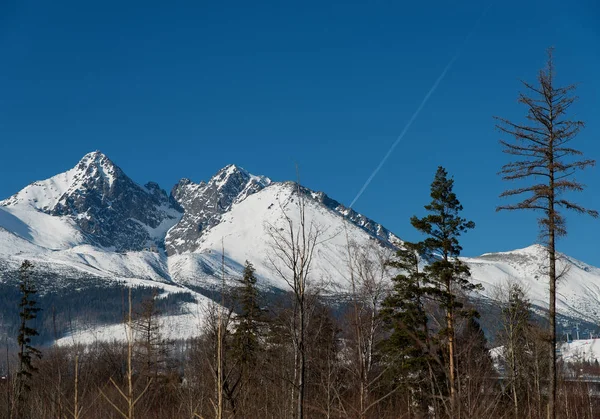 Karlı dağlar tepeler sahne görünümü gündüz sırasında Lomnicky stit üzerinde. Yüksek Tatra Dağları, Slovakya