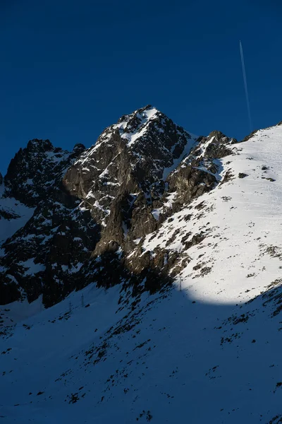 Karlı dağ tepe, Yüksek Tatras, Slovakya'nın görünümü.