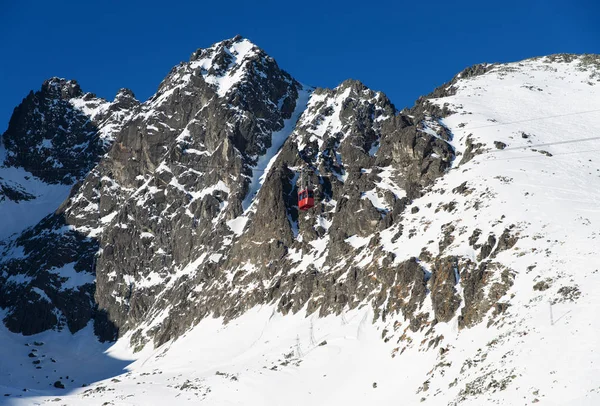 Karlı dağlar tepeler sahne görünümü gündüz sırasında Lomnicky stit üzerinde. Yüksek Tatra Dağları, Slovakya