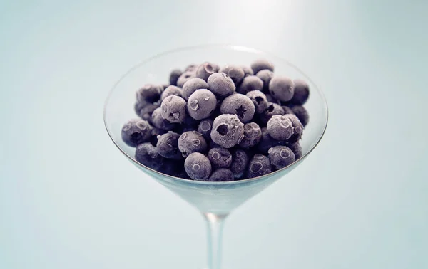 Taze Dondurulmuş çilek cam kase içinde. Sağlıklı diyet gıda