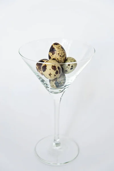 Bıldırcın yumurtası martini cam. Diyet yiyecek. Kavramsal gıda.