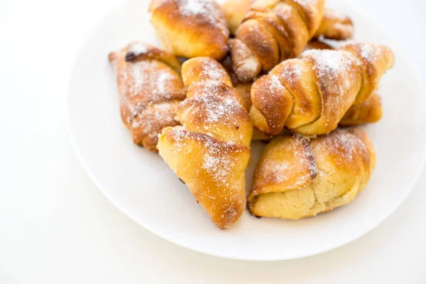 Beyaz bir plaka üzerinde taze pişmiş ev yapımı pasta