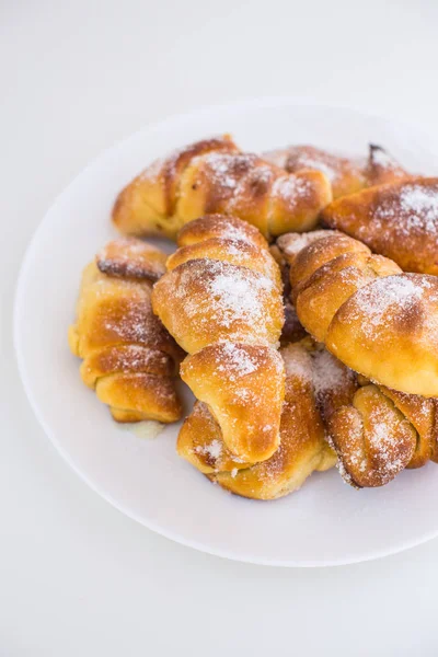 Taze ev yapımı pasta beyaz bir plaka üzerinde pişmiş