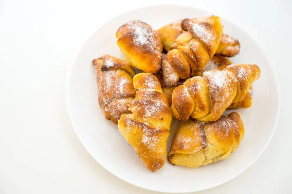 Taze ev yapımı pasta beyaz bir plaka üzerinde