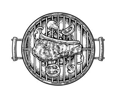 Barbekü Izgara üstten görünüm ile kömür, mantar, domates, biber ve sığır eti biftek.