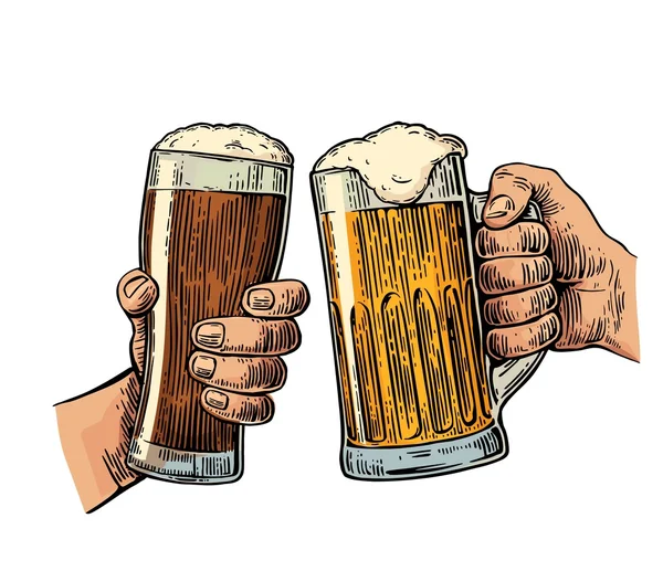 Deux mains tenant et cliquetant avec deux verres à bière tasse — Image vectorielle