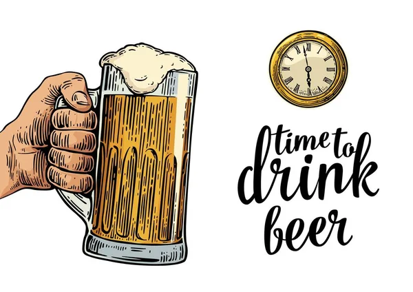 Mano masculina sosteniendo cerveza de vidrio y reloj de bolsillo antiguo . — Vector de stock