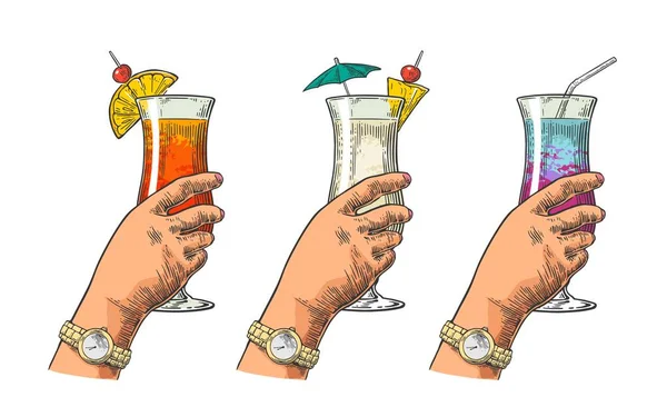 Weibliche Hand mit einem Glas Cocktail. Vintage Vektor Gravur Illustration — Stockvektor
