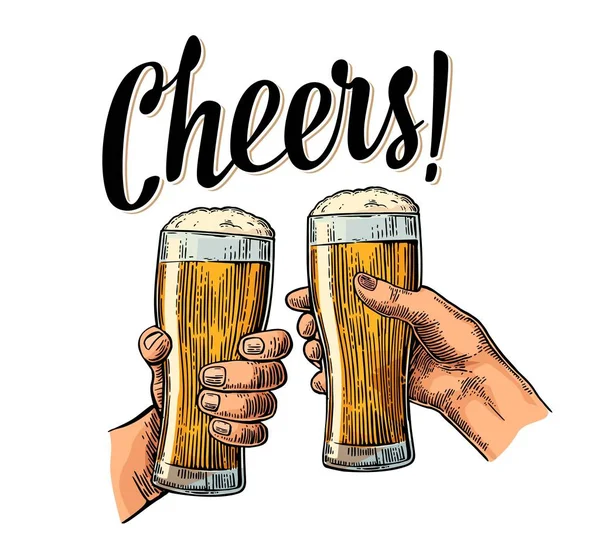 Mãos femininas e masculinas segurando e clinking com dois copos de cerveja —  Vetores de Stock