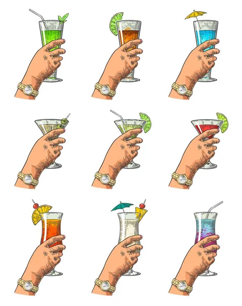 Main de femme tenant un verre de cocktails. Gravure vectorielle vintage — Image vectorielle