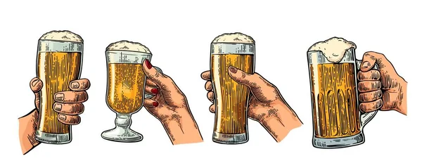 Les mains de l'homme et de la femme tenant et cliquetant avec verre à bière . — Image vectorielle