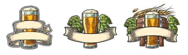 Стеклянное пиво с лентой, бочкой и хмелевой веткой. — стоковый вектор