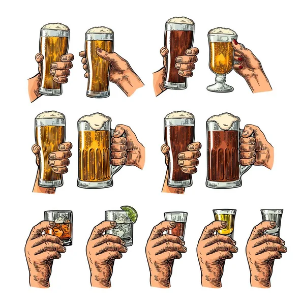 Mano masculina sosteniendo vasos con cerveza, tequila, vodka, ron, whisky y cubitos de hielo . — Archivo Imágenes Vectoriales