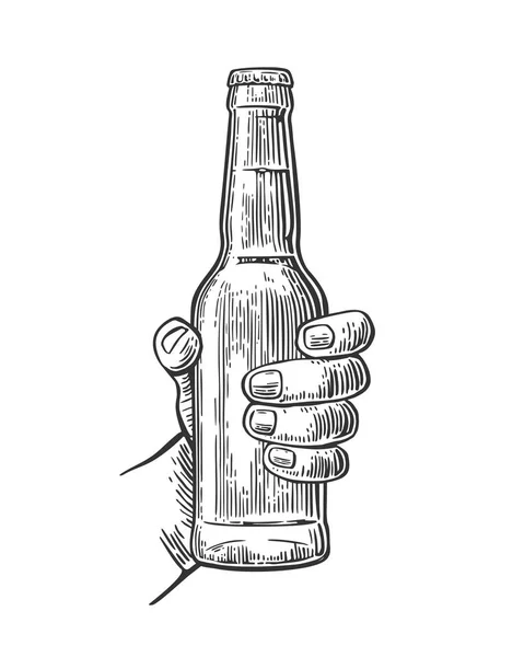 Mão masculina segurando garrafa de cerveja. Cor vintage gravura vetor ilustração — Vetor de Stock