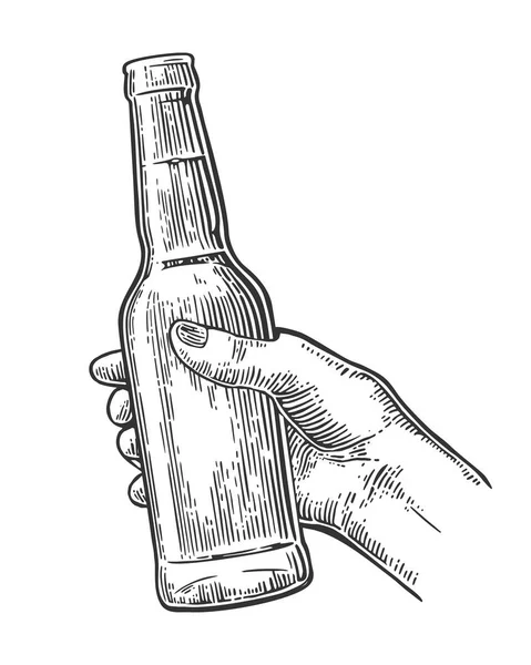 Ręka trzyma otwartą butelkę piwa. Ilustracja wektorowa czarny Grawerowanie vintage — Wektor stockowy