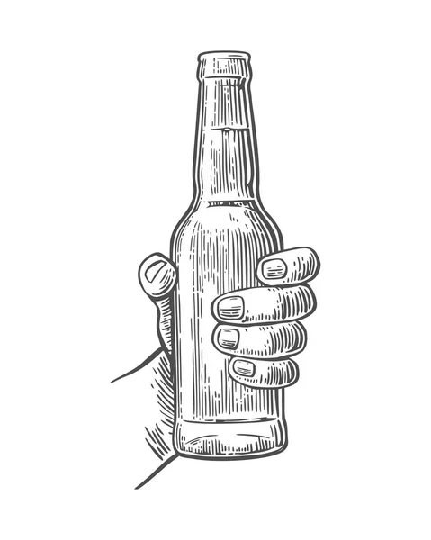 Main d'homme tenant une bouteille de bière ouverte. Vecteur de gravure vintage noir — Image vectorielle
