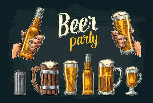 Twee handen met bier glazen mok. Glas, kan, fles. Vintage vector illustratie voor het web, poster, uitnodiging aan bier partij gravure. Geïsoleerd op donkere achtergrond — Stockvector