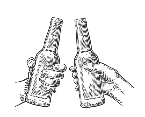 Weibliche und männliche Hände, die offene Bierflaschen halten und klirren. — Stockvektor
