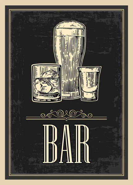 Affiche ou enseigne BAR. Set de bière en verre, whisky, vin, tequila. Illustration vintage gravée vectorielle isolée sur fond sombre . — Image vectorielle