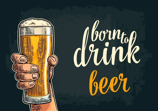 Manlig hand hållande glas öl. Född att dricka — Stock vektor